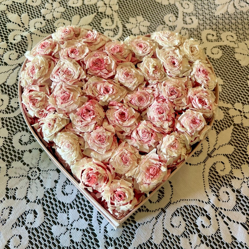 Venus et Fleur Large Heart Blush Suede Box 37 Eternity Roses Pink Preserved Rose